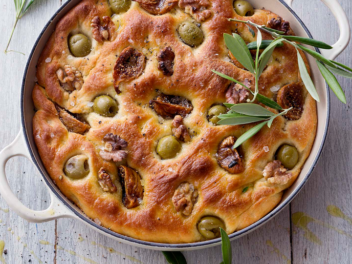 Focaccia mit Oliven, Walnüssen und getrockneten Feigen