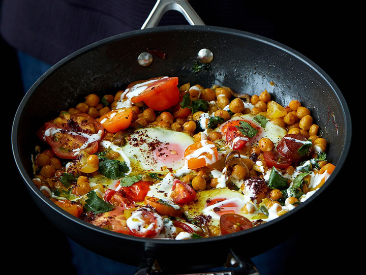 Gebackene Eier mit Kichererbsen, Tomaten und Safran