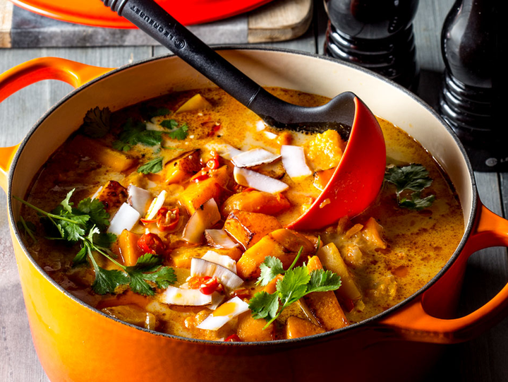 Rote thailändische Süßkartoffel-Kokosnuss-Suppe