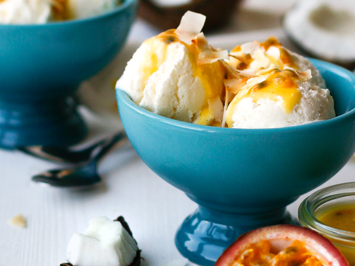 Kokosnuss-Joghurt-Eis mit Passionsfrucht-Curd