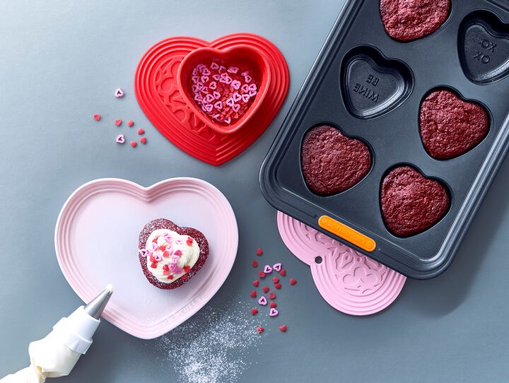 Red-Velvet-Herz-Cupcakes mit Glasur